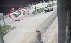 Motosikletli, minibüsün altında kaldı