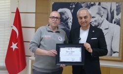 Bayrağa sahip çıkan belediye çalışanına başkandan plaket