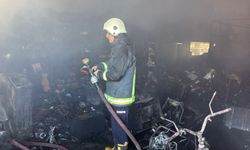 Tamirhanede yangın; 4 motosiklet ve 1 otomobil zarar gördü