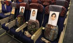 İran heyetinin uçağına ABD'nin Minab'daki saldırısında ölen çocukların fotoğrafları konuldu
