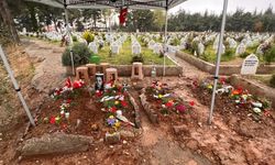 Saldırıda hayatını kaybeden öğrencilerin mezarlarına bırakılan notlar duygulandırıyor