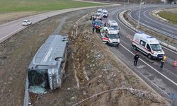 Yolcu otobüsü şarampole devrildi: 23 yaralı