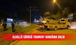 Alkollü sürücü tramvay durağına daldı