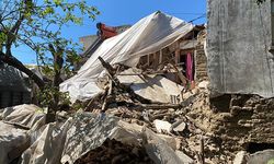 Demre'de kerpiç ev çöktü