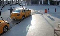 Suç makinesi önüne geleni satırla yaraladı, o anlar kameraya yansıdı