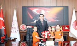 Manavgat'ta miniklerden başsavcılığa 23 Nisan ziyareti