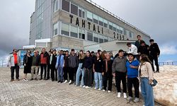 Kemer'de öğrenciler Tahtalı Dağı'nın zirvesine çıktı