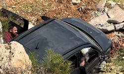 Finike'de otomobil şarampole düştü: 1 kişi hayatını kaybetti