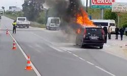 Serik'te seyir halindeki hafifi ticari araçta yangın çıktı