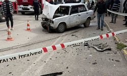 Serik'te otomobil park halindeki otomobile çarptı