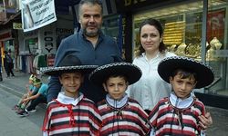 Serik'te üçüzler 23 Nisan'ın ilgi odağı