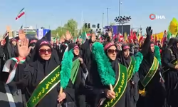 İranlı kadınlardan ABD ve İsrail’e karşı gövde gösterisi