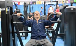 'Süper dede', gençlere taş çıkartıyor