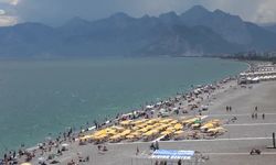 Antalya sahillerinde bayram yoğunluğu sürüyor