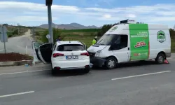 Minibüsle otomobil çarpıştı: 4 yaralı
