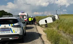 Diyarbakır'da yolcu minibüsü, şarampole devrildi: 19 yaralı