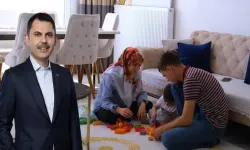 Bakan Kurum, depremzede ailenin bayram sevincini paylaştı