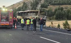 Bariyerlere çarpan yolcu otobüsü yandı: 1'i bebek 8 ölü, 33 yaralı