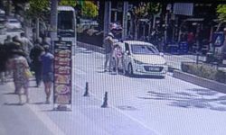 Alman turistin ayağı otomobilin altında kaldı