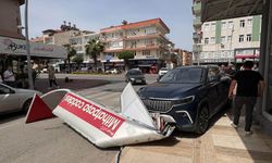 Önce otomobile ardından dev tabelaya çarptı