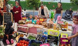 Okul bahçesini semt pazarına dönüştürdüler