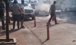 Alanya’da otomobilin motor kısmı alev alev yandı