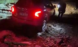 Kapatılan turizm yolundaki bariyerler kaldırılınca araçlar çukura düştü