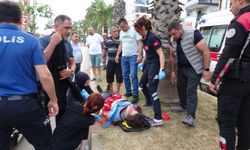 Karşıya geçmeye çalışan gence otomobil çarptı