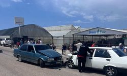 Antalya'da iki Tofaş kafa kafaya çarpıştı: 4 yaralı