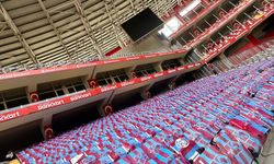 Bordo-mavili bayraklar Antalya Stadı’nı kapladı