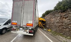 Makaslayan tır yol kenarındaki kayalıklara çarptı