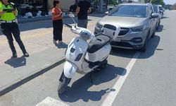 Yayalara yol veren otomobile motosiklet çarptı