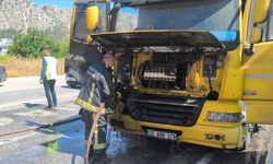 Antalya’da seyir halindeki tır kırmızı ışıkta alev aldı