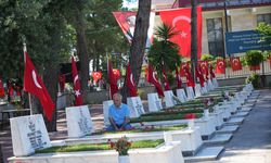 Bayram arefesinde şehitlikte duygu dolu anlar yaşandı
