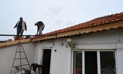 Isparta'da ihtiyaç sahibi ailenin çatısı düzeltildi