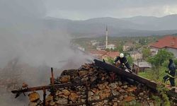 110 yıllık düğmeli ev yangında küle döndü