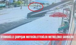 Otomobille çarpışan motosiklettekiler metrelerce savruldu