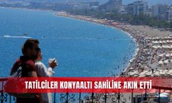 Tatilciler Konyaaltı sahiline akın etti