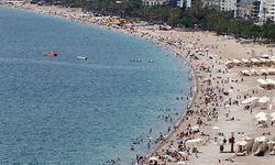 Antalyalılar sıcak havayı Konyaaltı'nda değerlendirdi