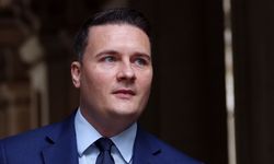 İngiltere’de eski bakandan Başbakan Starmer ile rekabet çağrısı
