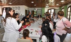 Anne ve çocuklar mum atölyesinde