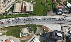 43 ilin geçiş noktasında bayram trafiği havadan görüntülendi