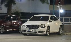 Kepez'de iki otomobil çarpıştı
