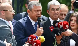 Özgür Özel, Meclis kapısında toplanan kalabalığa hitap etti