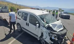 Hafif ticari araç, park halindeki askeri araca çarptı; 1 şehit, 4'ü asker 5 yaralı