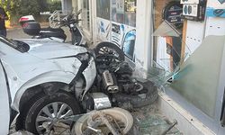 Serik'te hafif ticari araç iş yerine çarptı