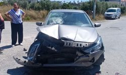 Kontrolsüz kavşakta çarpışan otomobillerin sürücüleri yaralandı