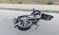 Manavgat'ta motosiklet sürücüsü yağ dökülen yolda sürüklendi