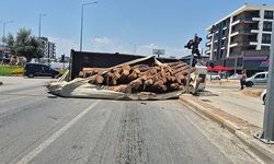 Yan yatan kamyondaki tomruklar yola saçıldı