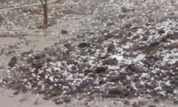 Kumluca'da aniden bastıran dolu yağışı etkili oldu